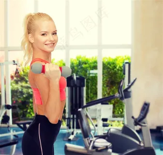 举哑铃的好身材金发美女
