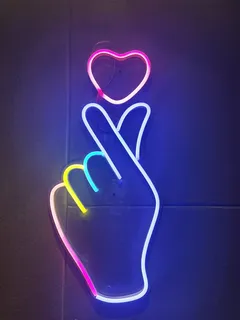 夜晚墙上霓虹灯手势心形 夜晚墙上霓虹灯手势心形
