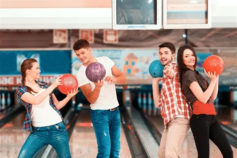 玩保龄球男女高清图片