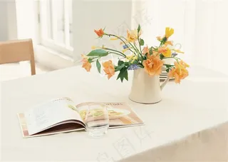 纯白清新现代简约餐桌椅木质橙色插花装饰室内家居图片素材