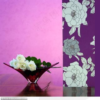 放置有鲜花的花盘