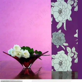 放置有鲜花的花盘