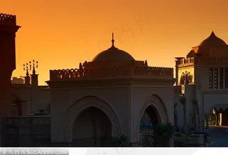 夕阳下豪华五星级酒店建筑