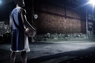 穿着紫色球衣的篮球队员高清图