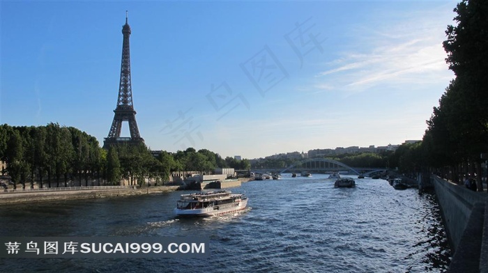 塞纳河上的游船和埃菲尔铁塔