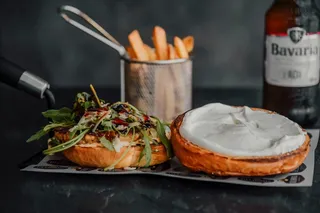 黄色美味汉堡摄影素材