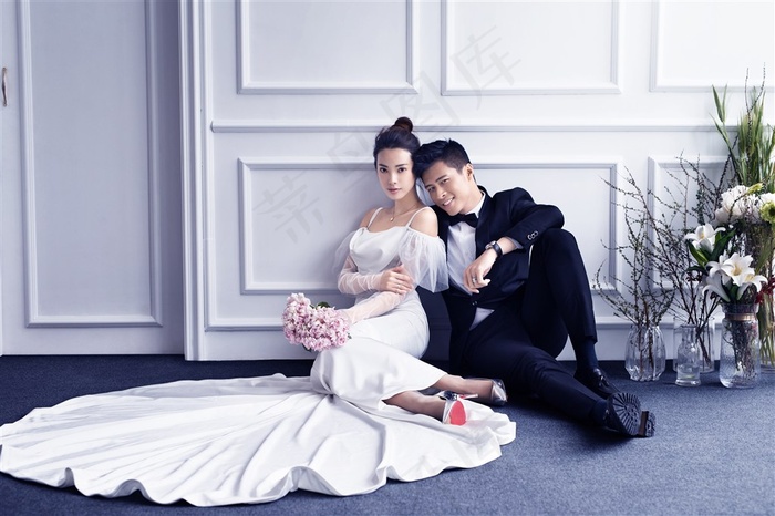 坐在地上的情侣图片