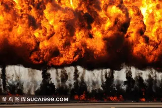 炸弹爆破后燃烧的烈焰