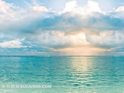 海面上的云朵和阳光