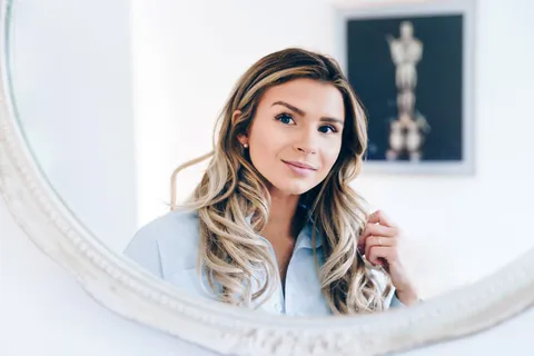 高清国外照镜子美女