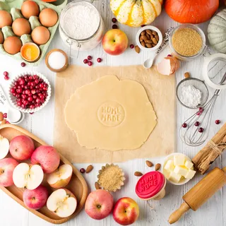 收藏秋冬烘焙的配料-面粉,糖,鸡蛋,苹果,南瓜和香料。 收藏秋冬烘焙的配料-面粉,糖,鸡蛋,苹果,南瓜和香料。