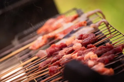 烤架上的烤肉串图片 烤架上的烤肉串图片