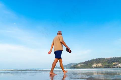 赤脚老人在海滩上行走图片 赤脚老人在海滩上行走图片