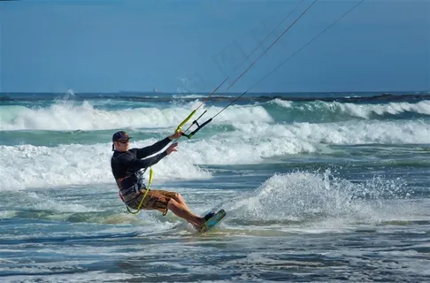 海上玩冲浪的男人