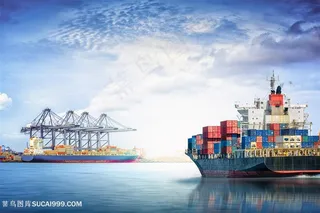 行驶在海面上的货船高清摄影图