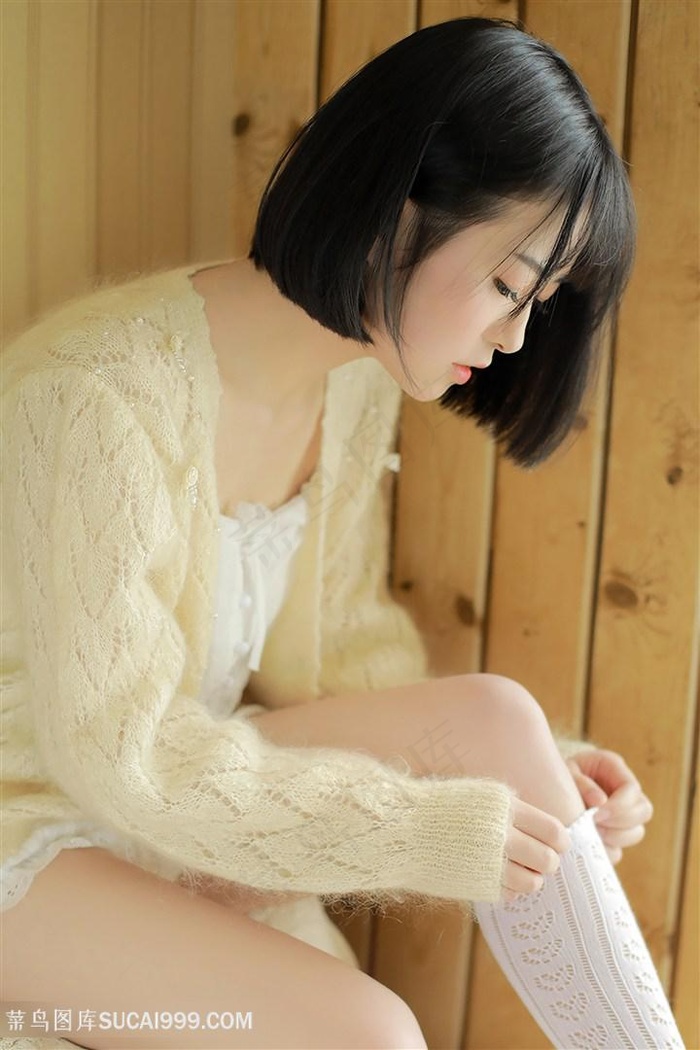 穿袜子的清纯短发美女图片