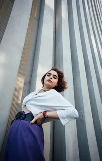 气质短发美女图片