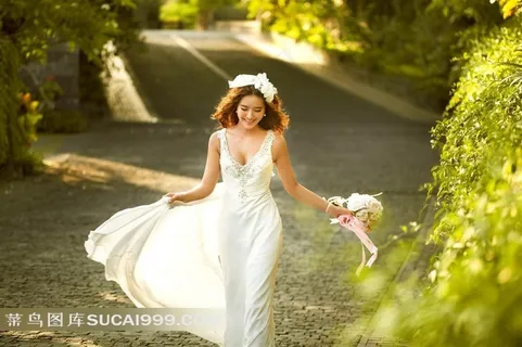手拿鲜花的新娘婚纱照美容图片 手拿鲜花的新娘婚纱照美容图片