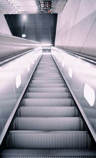 商场扶手电梯特写图片 商场扶手电梯特写图片