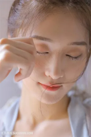 撩头发的高清美女特写图片