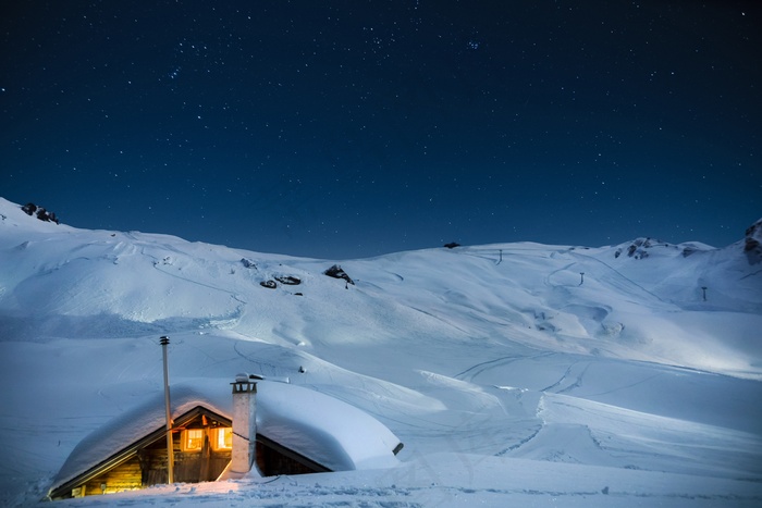 唯美夜空雪地雪屋图片