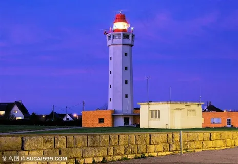 亮着灯的灯塔航灯