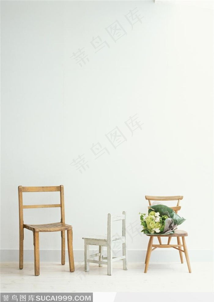 室内的几把椅子和一束鲜花