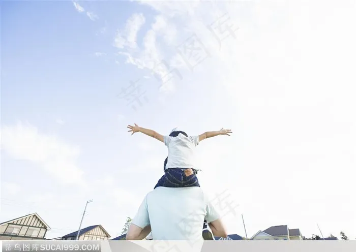 幸福的一家-在爸爸肩膀上张开双臂的男孩