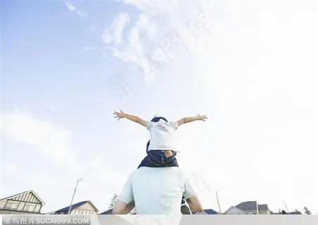 幸福的一家-在爸爸肩膀上张开双臂的男孩