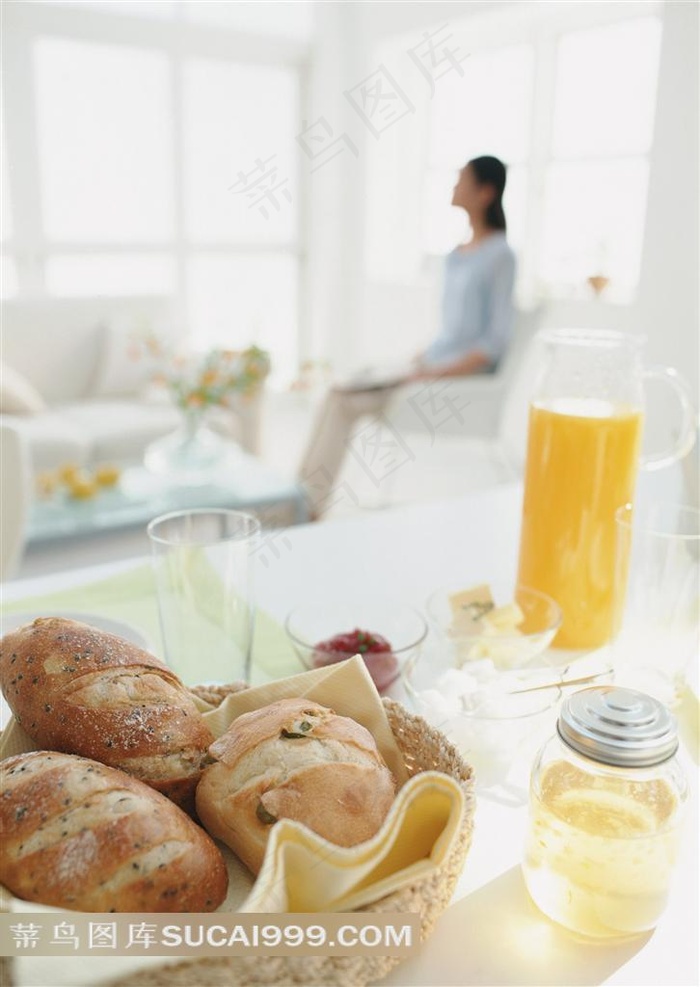 居家休闲美女和早餐图片