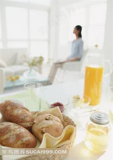居家休闲美女和早餐图片 居家休闲美女和早餐图片