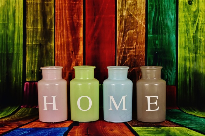 彩色木板下的瓶罐