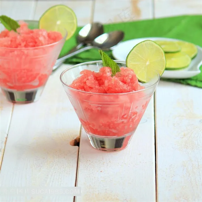 木桌上的青柠檬红梅沙冰