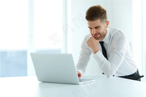 正在办公室看电脑的外国帅哥高清摄影图片 正在办公室看电脑的外国帅哥高清摄影图片