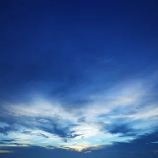 深蓝色的天空和白云