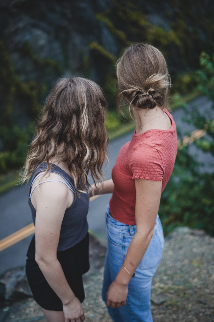 户外闺蜜背影图片