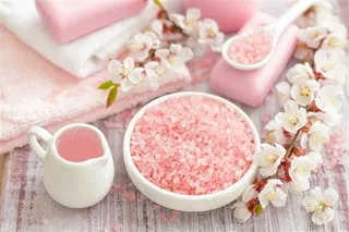 精致的粉色浴盐写真