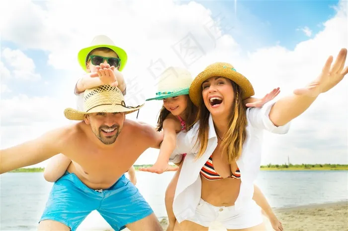 夏日度假的一家人