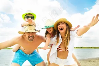 夏日度假的一家人