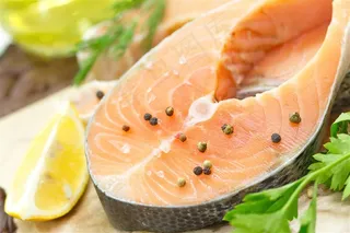 椒盐三文鱼特写高清图片