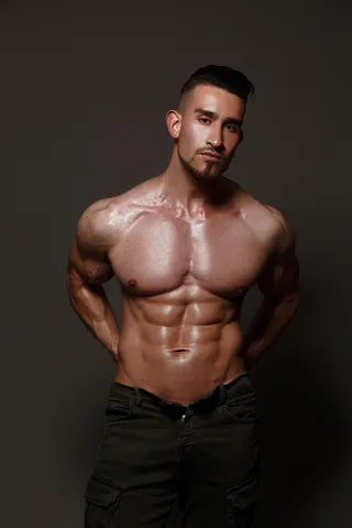 八块腹肌的男人图片