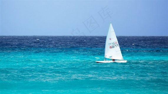 海面上的帆船