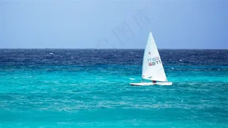海面上的帆船