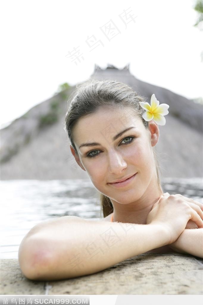 倚在浴池边的微笑女子