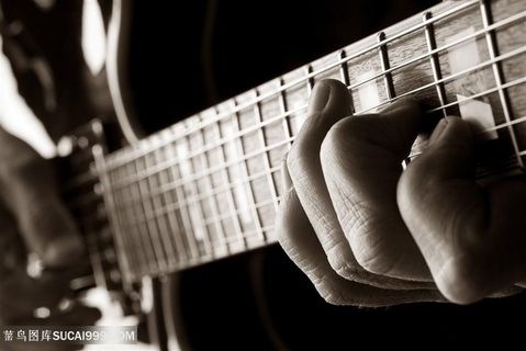 练习弹吉他的人物高清图片