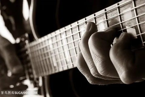 练习弹吉他的人物高清图片