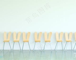 椅子和白墙