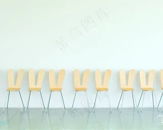 椅子和白墙