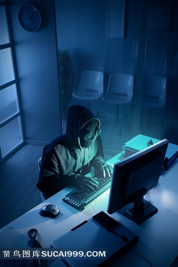 夜间破译密码的电脑网络黑客图片