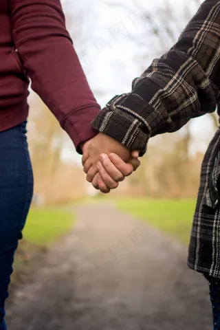 两个人手牵手的图片